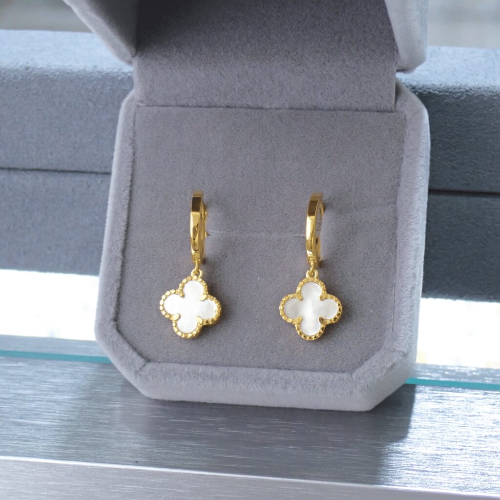 916 Gold Shell Pearl White Clover Earrings RM1,432.00