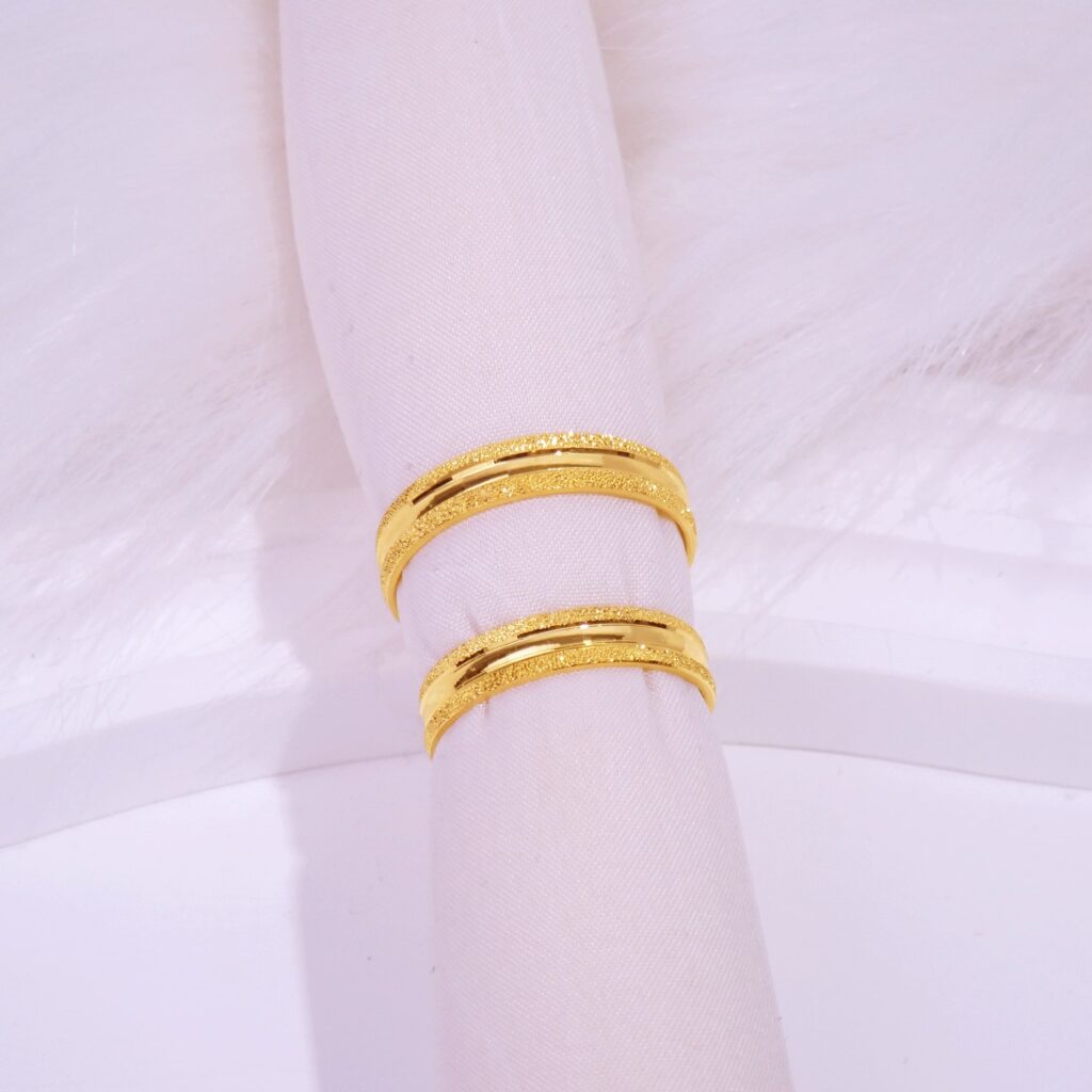 916 Gold Couple Ring | 钻石沙情侣对戒 (4mm width) RM1,293.00 – RM1,452.00