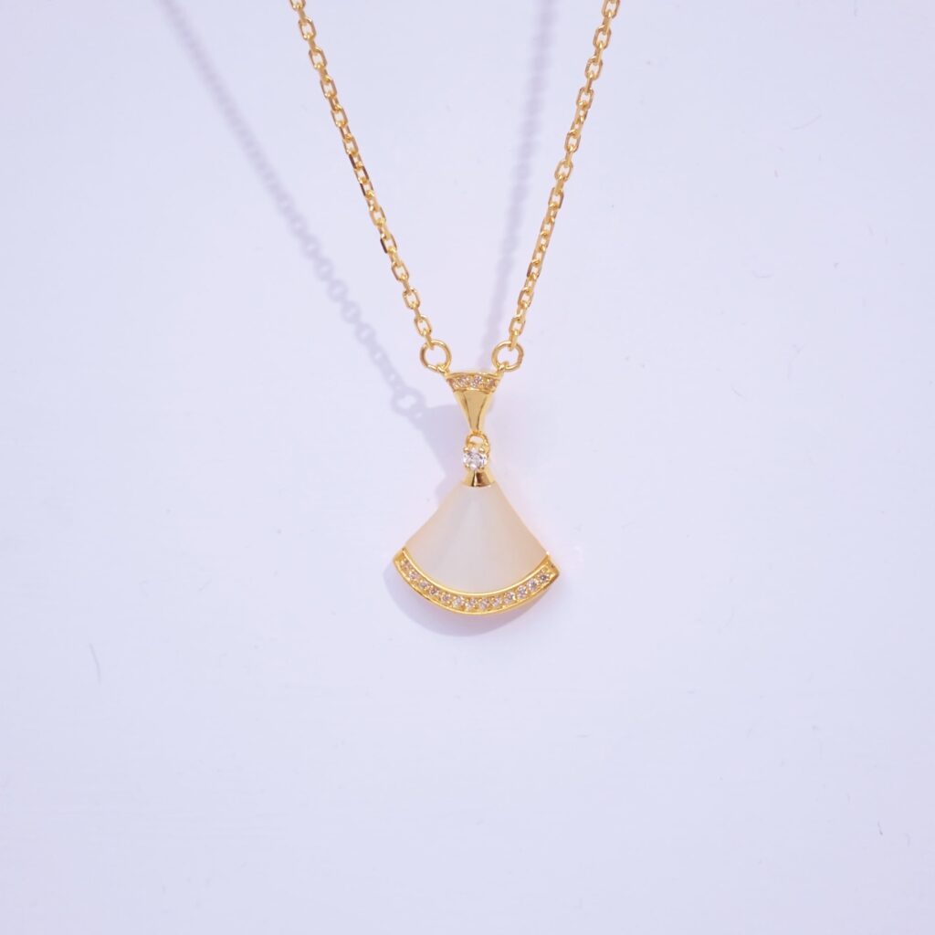 916 Elegance Gold Necklace 高雅钻扇项链 RM2,936.00